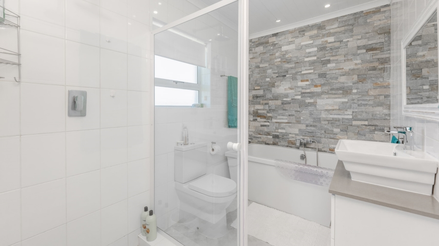4 Bedroom Property for Sale in Oceanview Heights Western Cape
